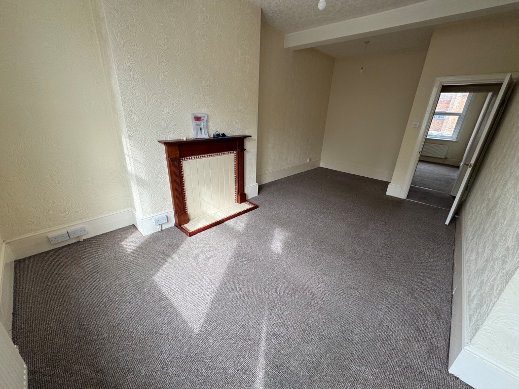Lot: 33 - FREEHOLD VACANT SHOP, VACANT TWO-BEDROOM FLAT PLUS TWO-BEDROOM INVESTMENT FLAT IN PRIME LOCATION - Flat A - living room - alternative view